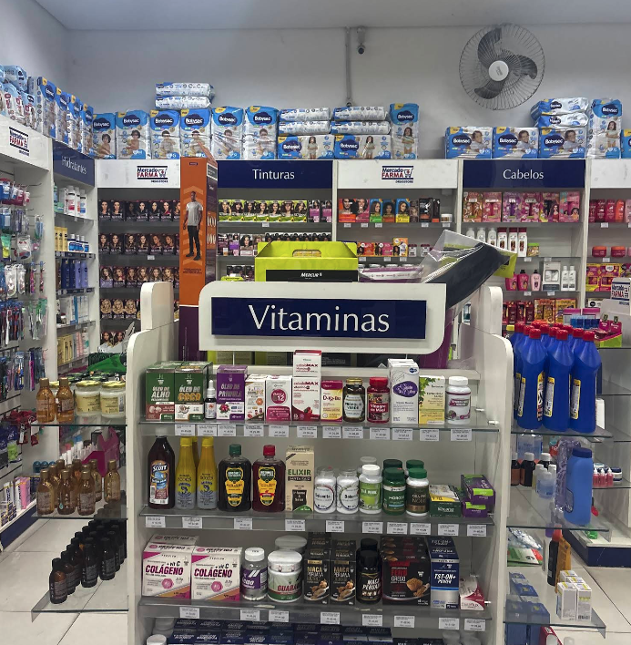 Farmacêutica atendendo cliente com atenção e cuidado