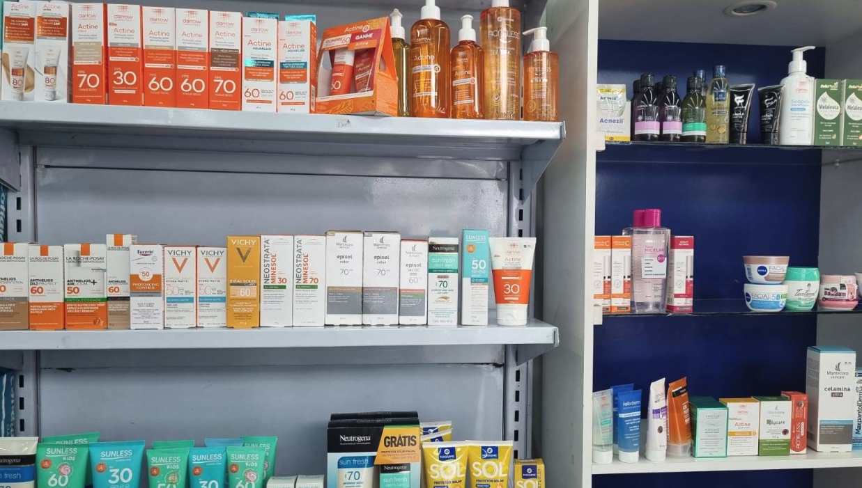 Interior espaçoso e organizado da Drogaria Mercado Farma